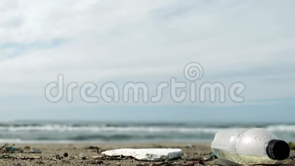 海浪运动背景下海洋生态系统塑料瓶垃圾放大4k视频的预览图
