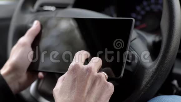 在车里拿着平板电脑工作的人视频的预览图