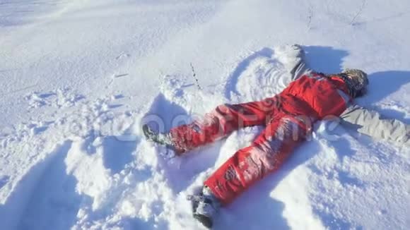 冬天公园做雪天使快乐男孩视频的预览图