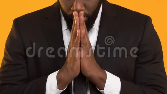 迷信黑人男性在重要交易前祈祷希望成功视频的预览图
