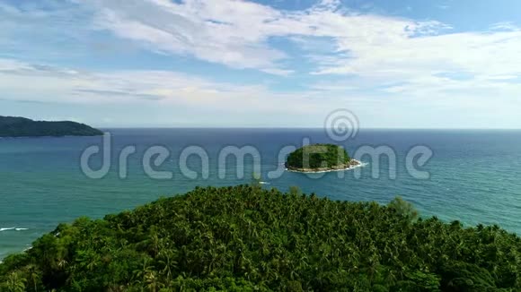 空中无人机视野飞越热带海洋美丽的森林椰子棕榈树与海滨小岛在海洋视频的预览图