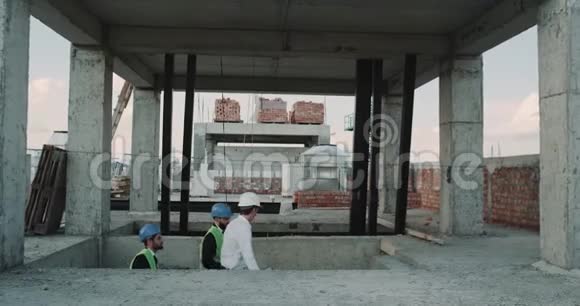 工程师和建筑师来屋顶建筑看看建筑视频的预览图
