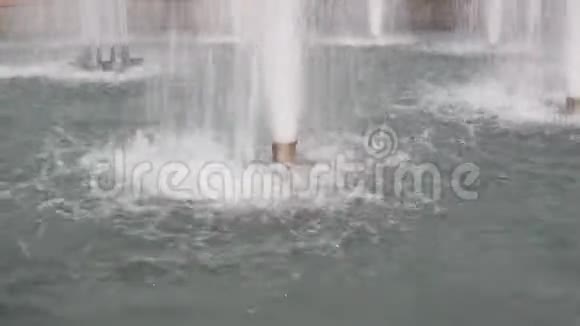 水流在喷泉中的强劲气流中视频的预览图