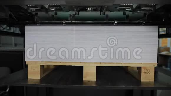 印刷工厂印刷机器在工作纸堆视频的预览图