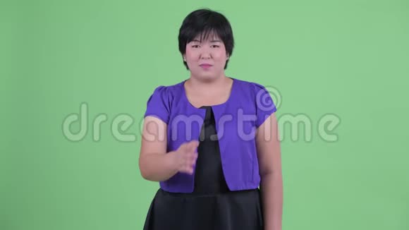 快乐年轻美丽超重的亚洲女人握手视频的预览图