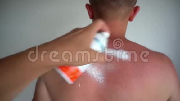 用手喷雾在晒黑的男性皮肤上涂抹特殊药物泛酚视频的预览图