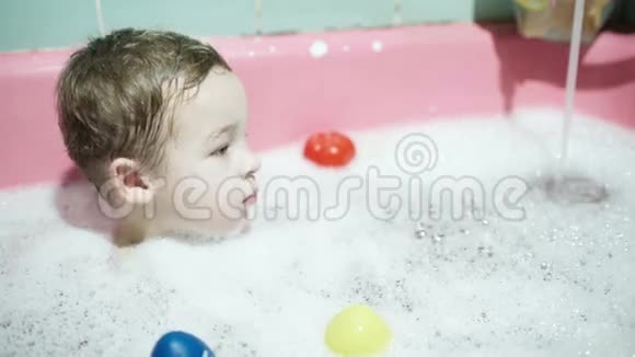洗澡的男孩视频的预览图