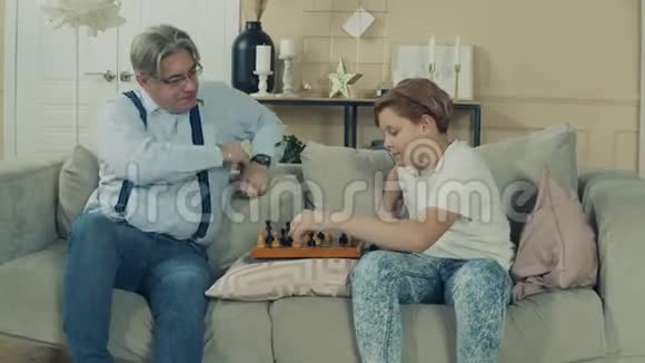 老人下棋时和孙子在一起很开心视频的预览图