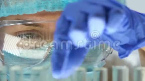 实验室专家在试管中的尿液中加入化学药剂健康检查视频的预览图