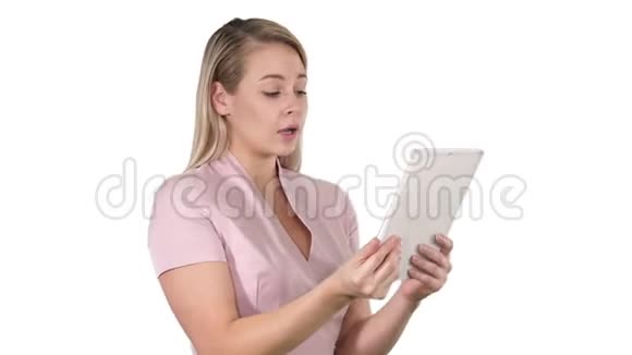 快乐的女人通过视频通话聊天使用平板电脑在白色背景视频的预览图