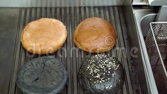 在烤架上将两个面包切成两半烹饪汉堡视频的预览图