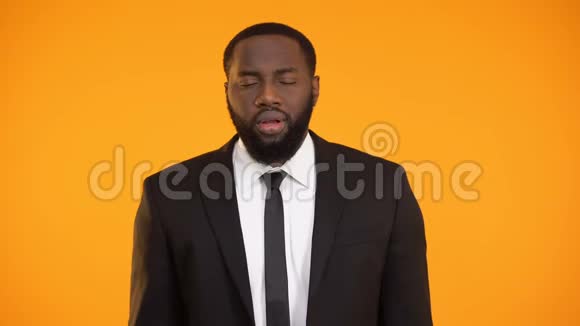 沮丧的美国黑人穿着商务服做脸脸震惊新闻视频的预览图
