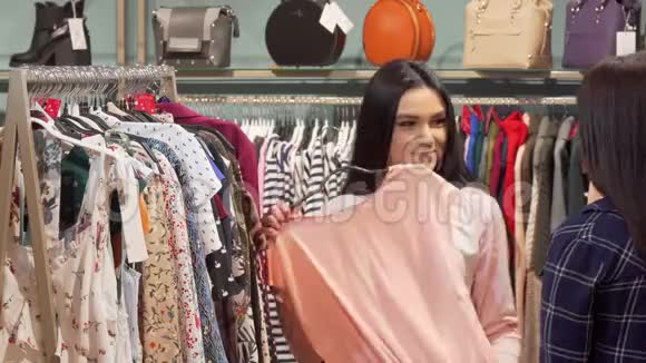 女朋友一起在服装精品店购物视频的预览图