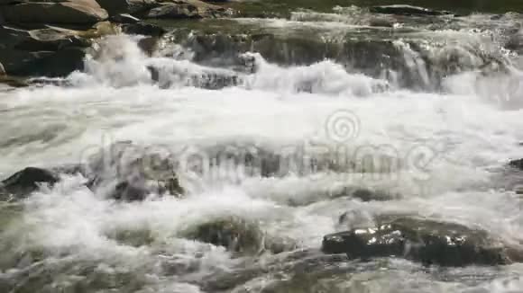 从山上流出来的河流视频的预览图