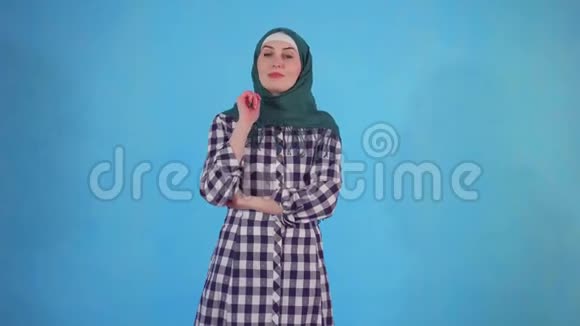 年轻的穆斯林妇女发现蓝色背景的新想法视频的预览图