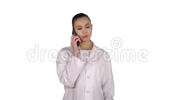 自信的女医生医疗保健专业人士与病人在白色背景下电话交谈视频的预览图