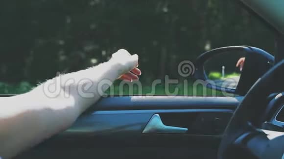 女人车窗外的手旅行概念视频的预览图