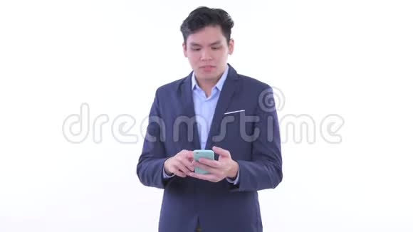 穿着时髦的亚洲年轻商人用电话接坏消息视频的预览图