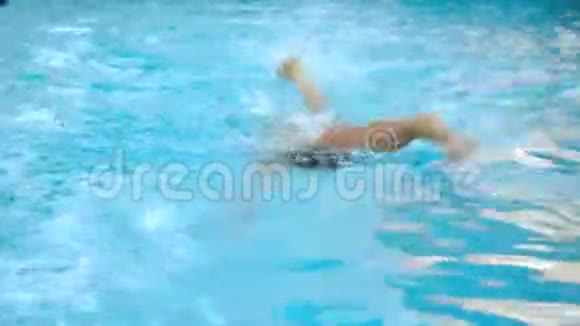 人在游泳池游泳适合年轻的男性游泳运动员在游泳池里训练前爬行视频的预览图
