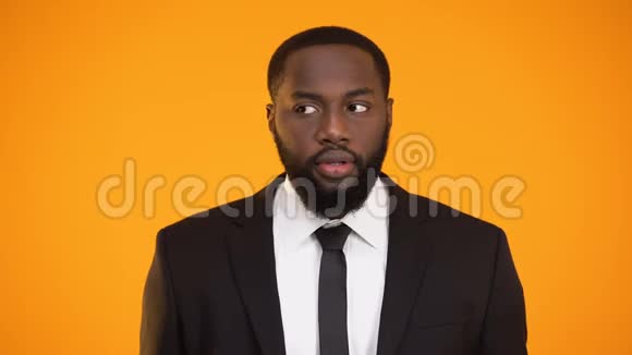 穿着正式服装的有趣的非裔美国男性秘密宣布折扣视频的预览图