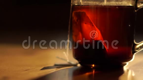 红茶的大镜头是用茶袋冲泡的视频的预览图