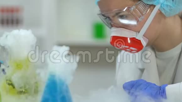 女科学家用放大镜检查化学液体的反应视频的预览图