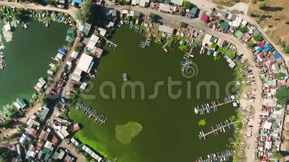 渔夫村河岸的高空水中有绿藻视频的预览图