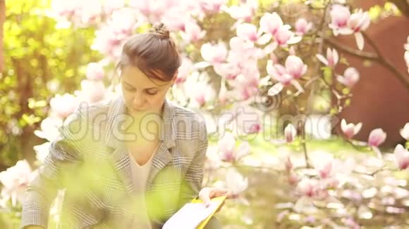 春日母子少年就一片背景绽放玉兰自然野餐母亲节视频的预览图