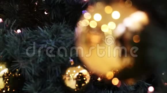 有模糊灯光的圣诞或新年杉树视频的预览图