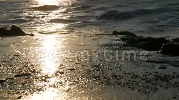 保加利亚黑海壮丽的日落大海的波涛在岸边汹涌视频的预览图