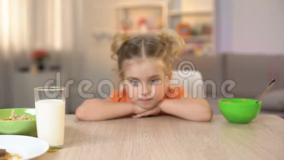 女孩子拒绝吃西兰花扔掉蔬菜维生素营养视频的预览图