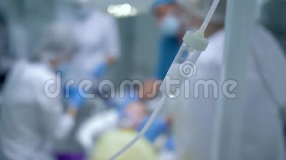 静脉注射药物一种带有药物的医用滴管用于集中治疗病人医生在视频的预览图