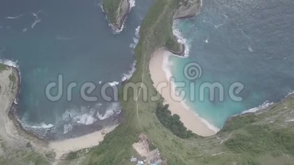 乘坐T型雷克斯头山在美丽的NusaPenidaKelingKingKing海滩上空进行无人机飞行视频的预览图