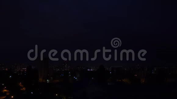 乌克兰闪电时美丽的城市夜景视频的预览图