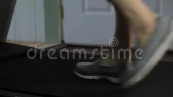 跑步机上的鞋子视频的预览图