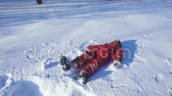 冬天公园快乐的孩子做雪天使视频的预览图