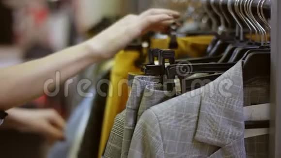 女人的手在商场的精品店里寻找一件精致的衣服视频的预览图
