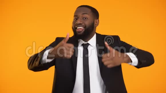 快乐的非裔美国商人竖起大拇指赚钱视频的预览图