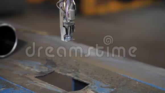 金属管道上的机器雕刻视频的预览图