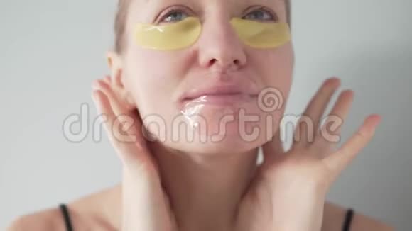 照顾脸部皮肤的年轻女性视频的预览图