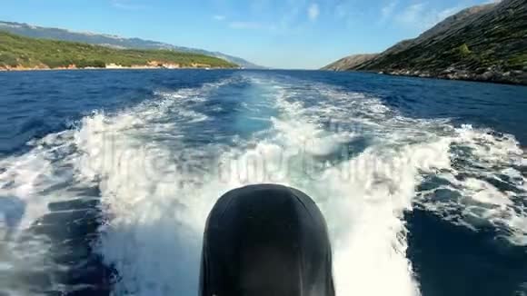 快速行驶的摩托艇船尾后面有泡沫的尾迹视频的预览图