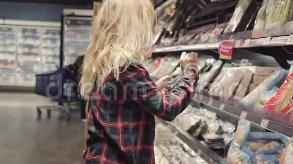 一个女孩在买杂货店视频的预览图