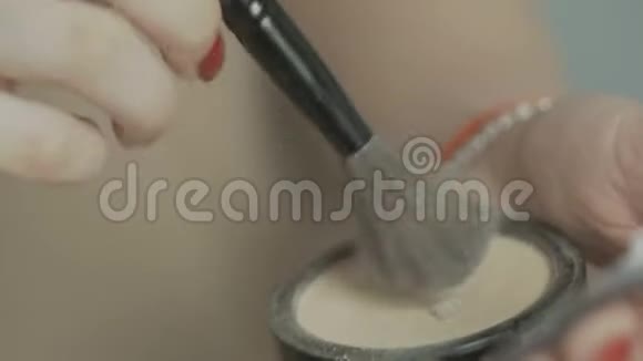 自信的年轻女人拿着化妆刷准备早上准备好漂亮的女孩化妆化妆视频的预览图