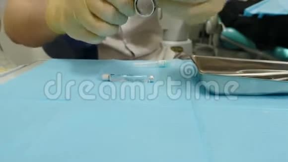 医学和医疗保健概念牙医准备注射器注射麻醉背景模糊患者视频的预览图