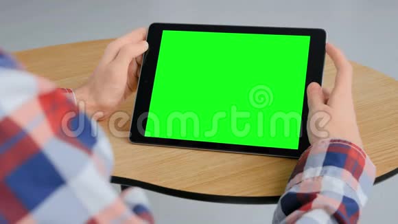 Chroma关键概念用绿色屏幕看平板电脑视频的预览图