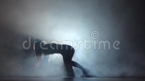 女孩跳舞站在一只手上慢动作视频的预览图