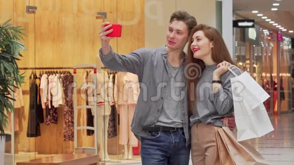 可爱的一对年轻夫妇在商场购物时自拍视频的预览图