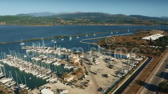 鸟瞰繁忙的码头海上交通希腊莱夫卡斯视频的预览图