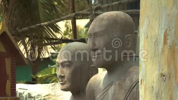 柬埔寨圣托克的秃头人石雕视频的预览图