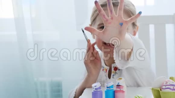 女孩正在展示她的彩色手视频的预览图